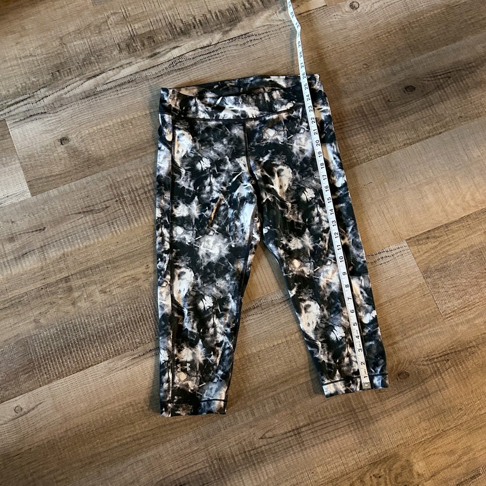 Under Armour women’s Capri workout pants. Size Small EUC